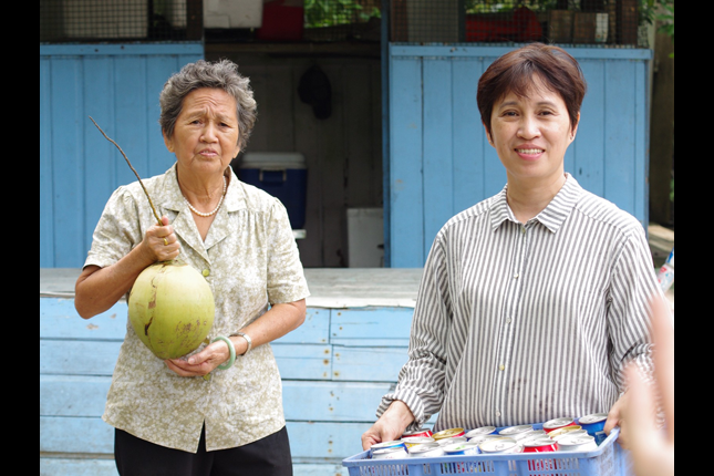 Mdm Ong Ang Kui n Ivy Choo_Ah ma Drinks Stall Family