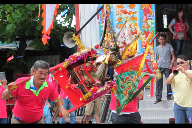 Sedan chair carrying Tua Pek Kong_UbinTuaPekKong Festival 2015
