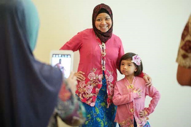 Straits Family Sunday, 2016, organised by the Peranakan Museum, with families dressed in kebaya.