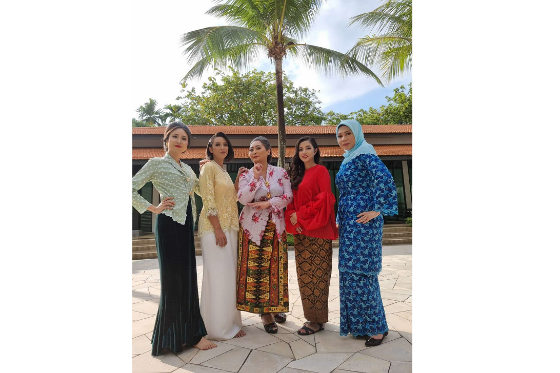 #KasiOnRayaFest 2021, organised by the Malay Heritage Centre in celebration of Hari Raya and featuring Malay ladies’ fashion through the ages. Image showcases baju kebaya and baju kurong (first and second from right).