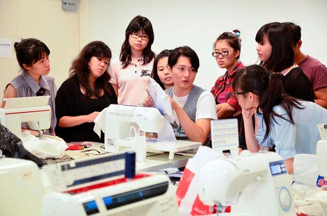 A photograph capturing Mr Raymond Wong’s early transmission efforts as he conducts an embroidery class. (Courtesy of Mr Raymond Wong) 