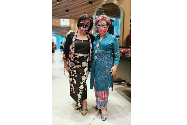 Mdm Ratianah in a sarong kebaya with a Peranakan customer dressed in a lace kebaya labuh paired with batik pekalongan sarong, 2022. (Courtesy of Mdm Ratianah Tahir) 