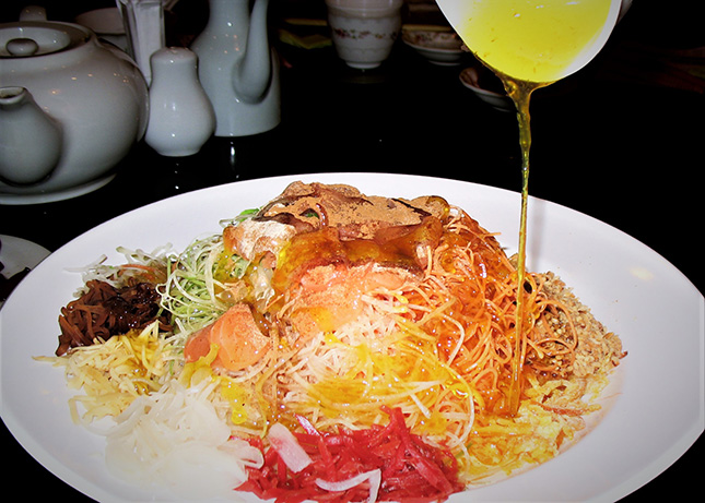 Each of the ingredients in the yusheng holds a special and auspicious meaning. Image courtesy of Nathaniel, Wikimedia Commons.