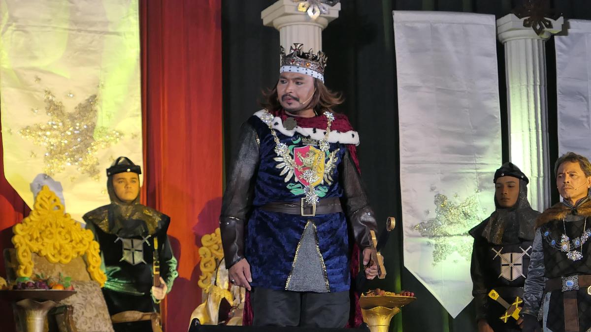 Mr Azman bin Mohamad Shariff playing the lead character in the bangsawan play Satria Menara Putih, which is based on the legend of King Arthur. In this performance, King Arthur is called Maharaja Andika Perkasa.