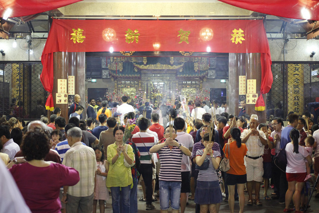 Devotees make their offerings on the eve of lunar new year