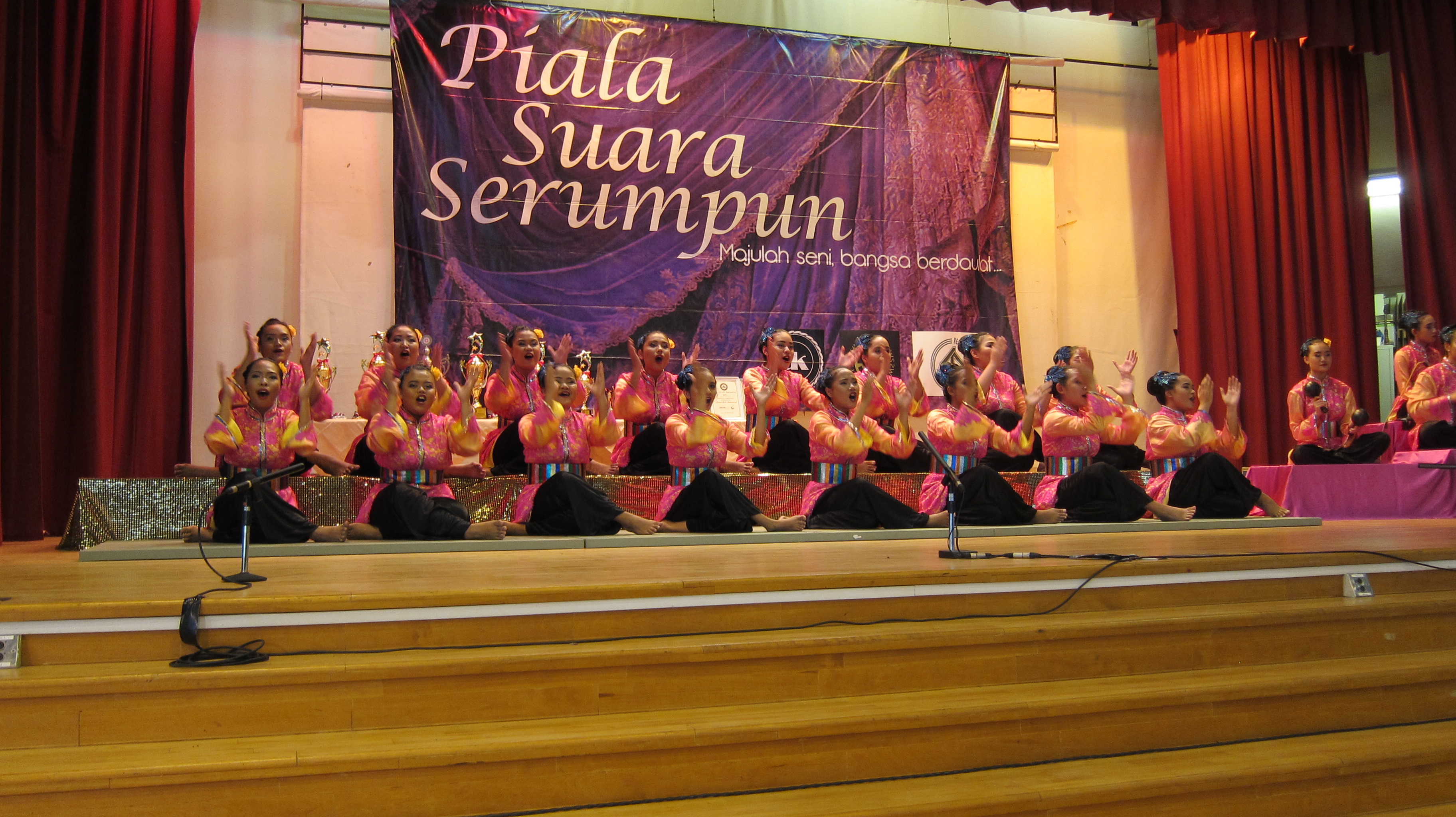 The <em>awok-awok</em> (chorus) from the Sutera Madura Women’s Dikir Barat Group performing the lagu juara (opening song) at the Piala Suara Serumpun competition, held in 2017.