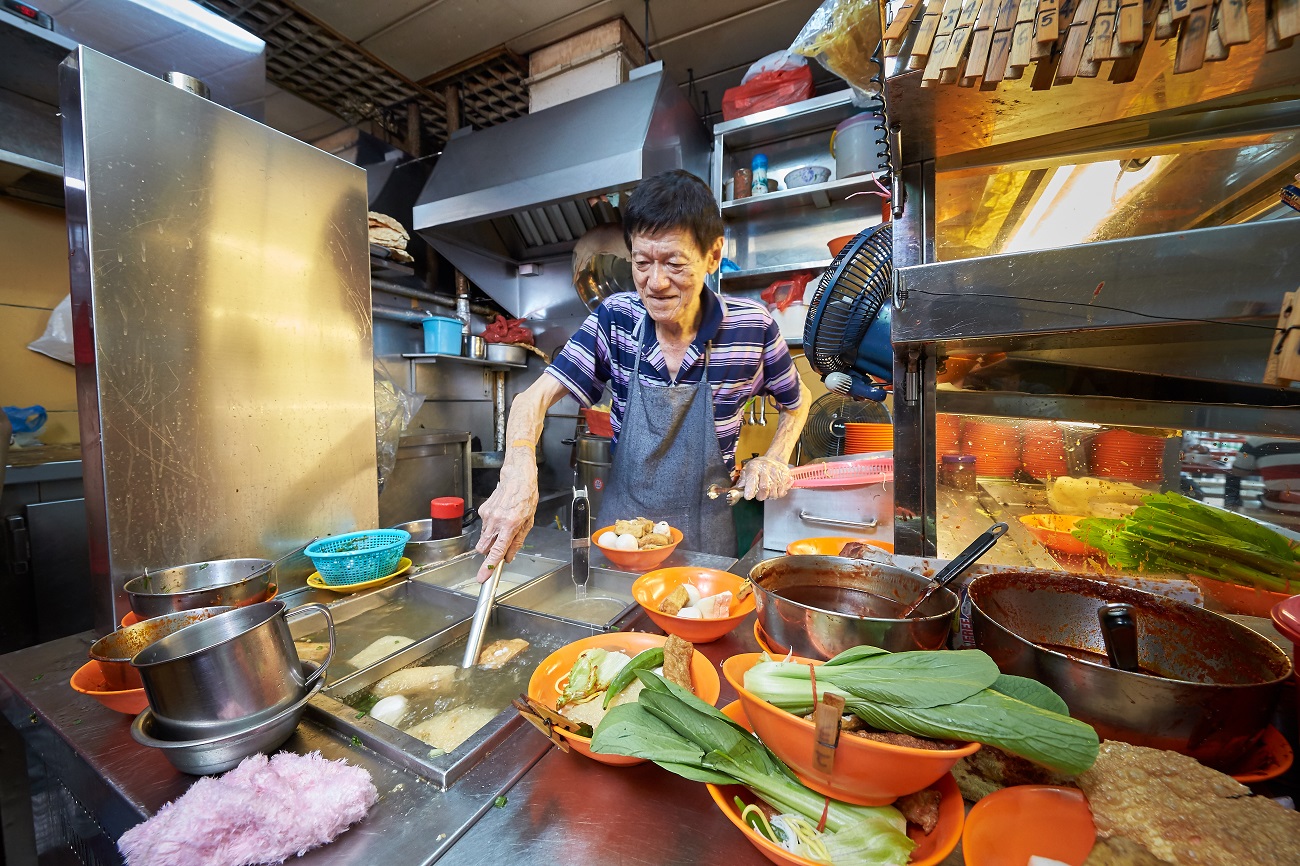 A Chinese hawker preparing yong tau fu at Taman Jurong Market & Food Centre.