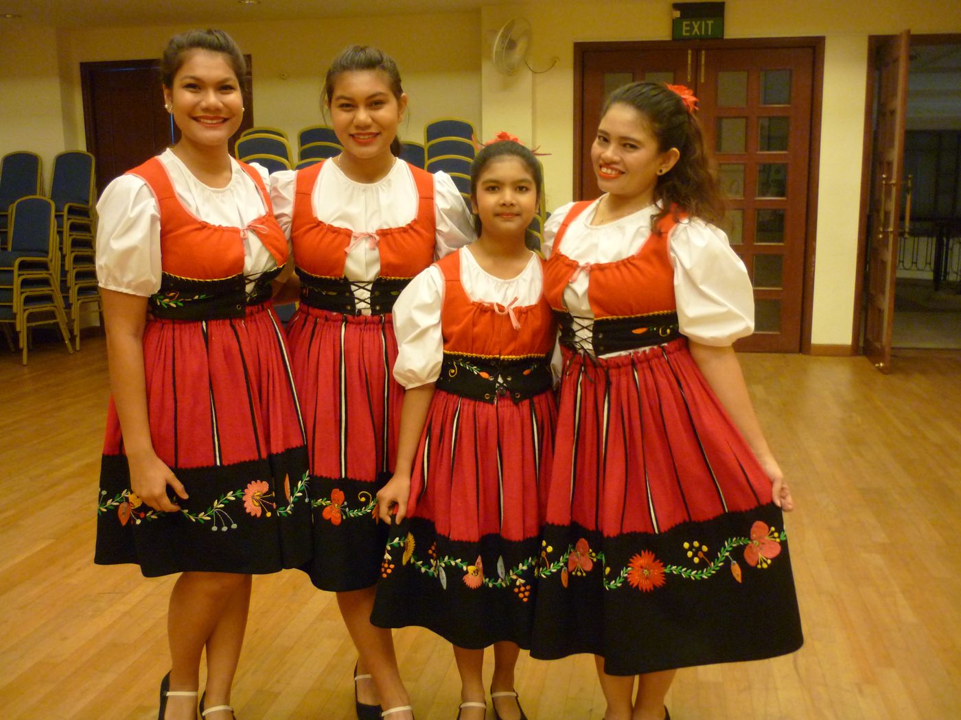 The costumes for Jinkli Nona are derived from traditional folk dancing costumes in the region of Minho, Portugal.