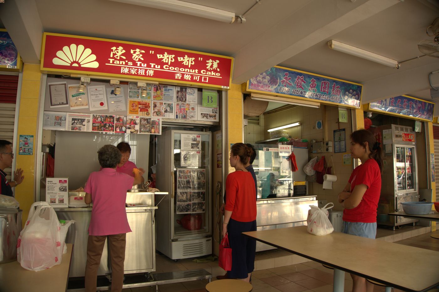 Queues at Tan’s Tutu Coconut Cake, which is run by Ms Tan Bee Hua, the daughter of Mr Tan Eng Huat–the creator of kueh tutu.