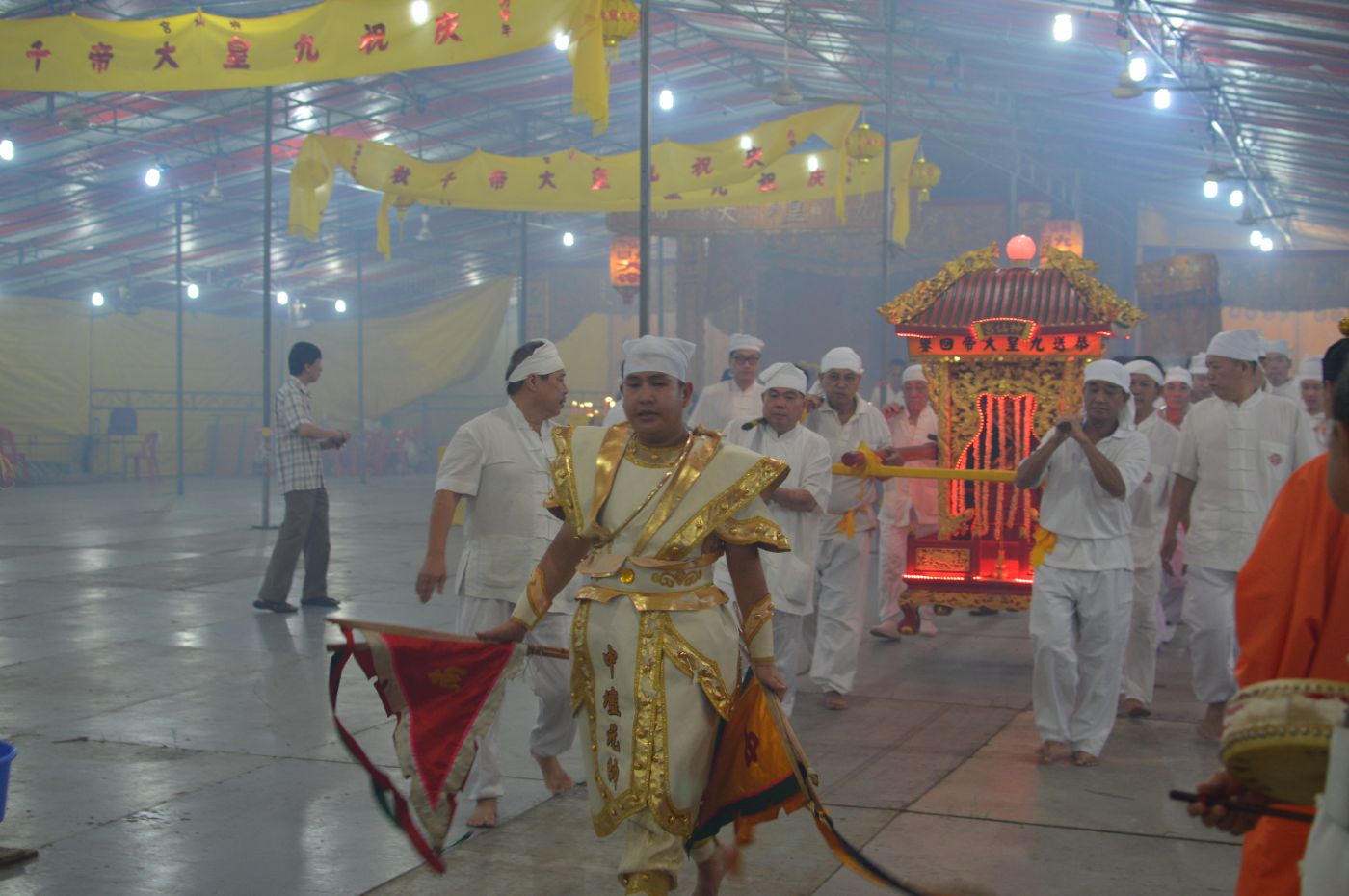 Shen Xian Gong devotees carrying the sedan chair of Nine Emperor God, with the Marshal of Central Altar/ Zhong Tan Yuan Shuai (中坛元帅) “clearing” the way for Nine Emperor God. (Credit: Nine Emperor Gods Festival Documentation Team 九皇文化计划)