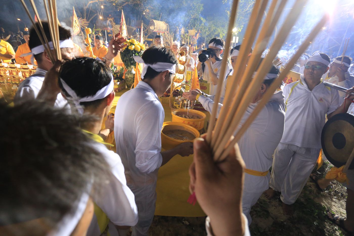 Devotees from Long Nan Dian getting ready for the receiving ceremony of Nine Emperor Gods Festival by the sea. (Credit: Nine Emperor Gods Festival Documentation Team 九皇文化计划)