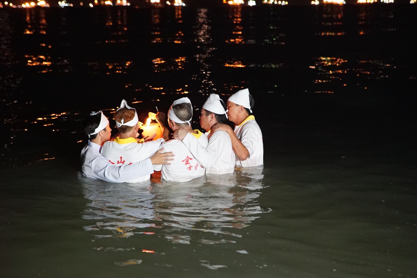 Chest deep in the seawater, Jin Shan Si devotees collect sea water as part of the receiving ceremony of Nine Emperor God. (Credit: Nine Emperor Gods Festival Documentation Team 九皇文化计划)