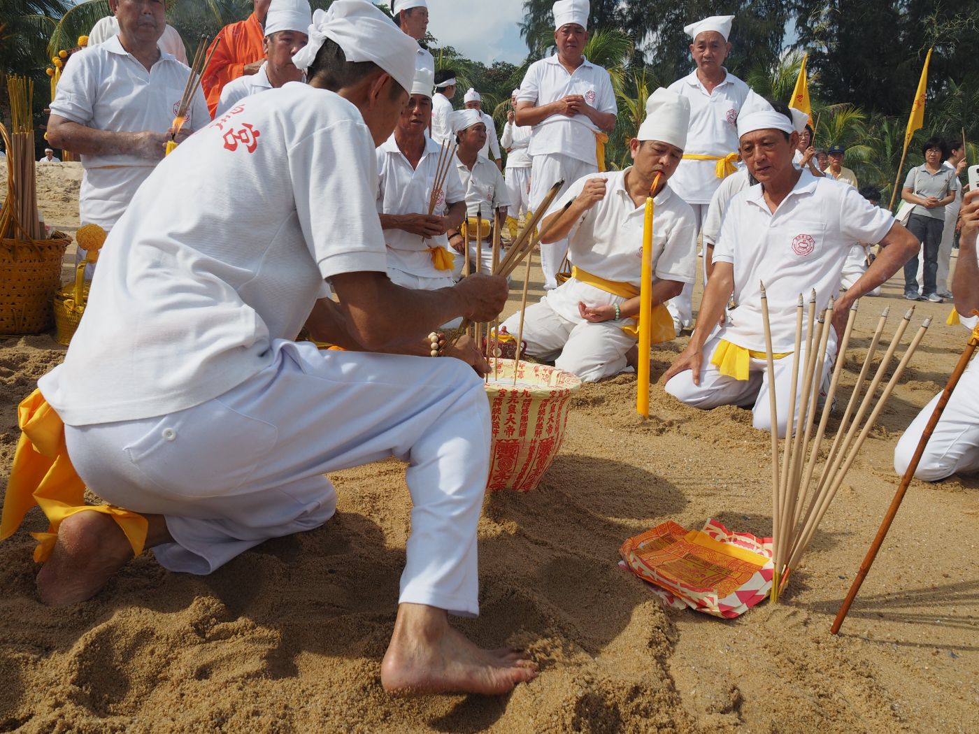 Jiu Huang Gong Devotees placing joss sticks into the Nine Emperor Gods’ urn which will be sank into the sea during the sending-off ceremony. (Credit: Nine Emperor Gods Festival Documentation Team 九皇文化计划)