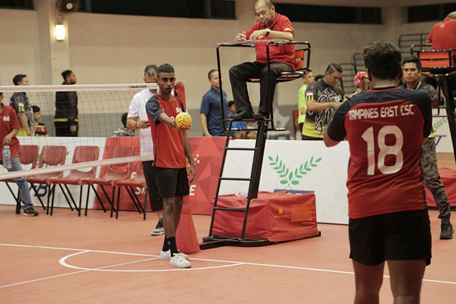 The designated feeder for this play holds the ball to signal to the server (No.18), before serving the ball for the server to “spike” and volley to the opposing team.