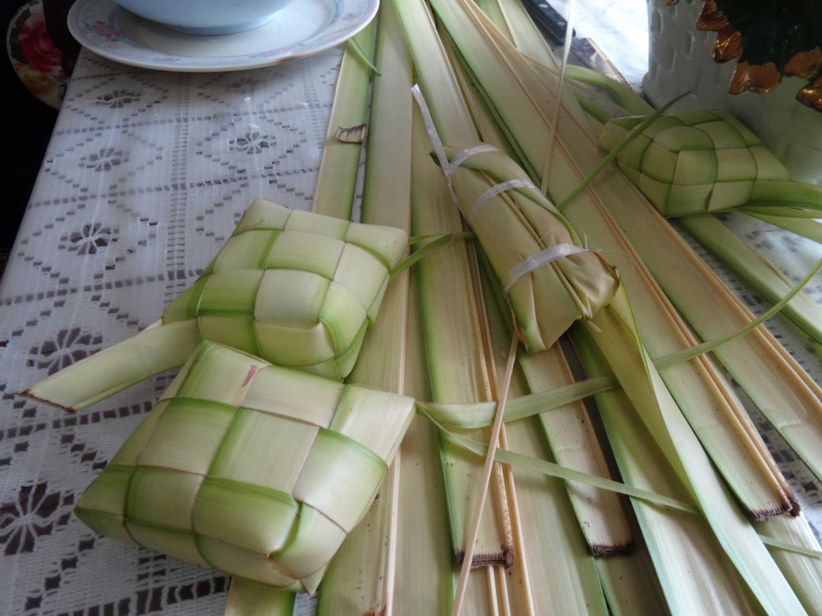 <i>Ketupat</i> (left) and <i>lepat</i> (right) pouches, before they are cooked.