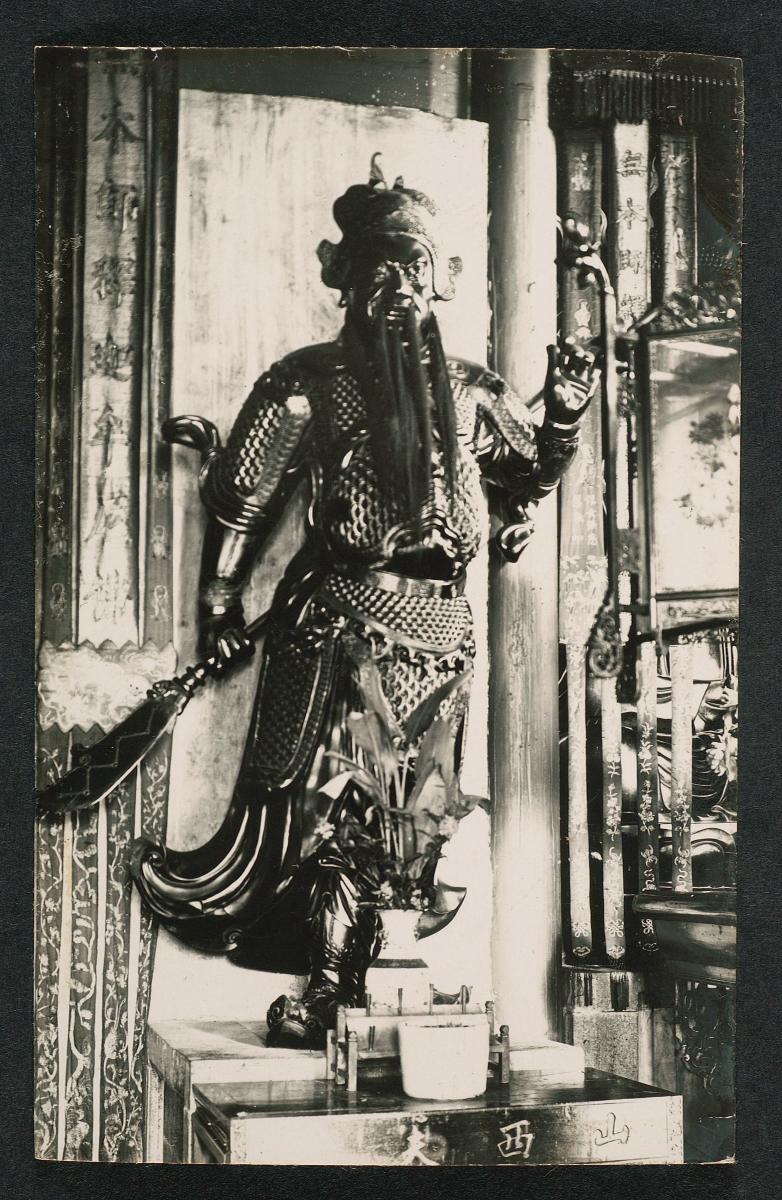 A statue of a Chinese deity