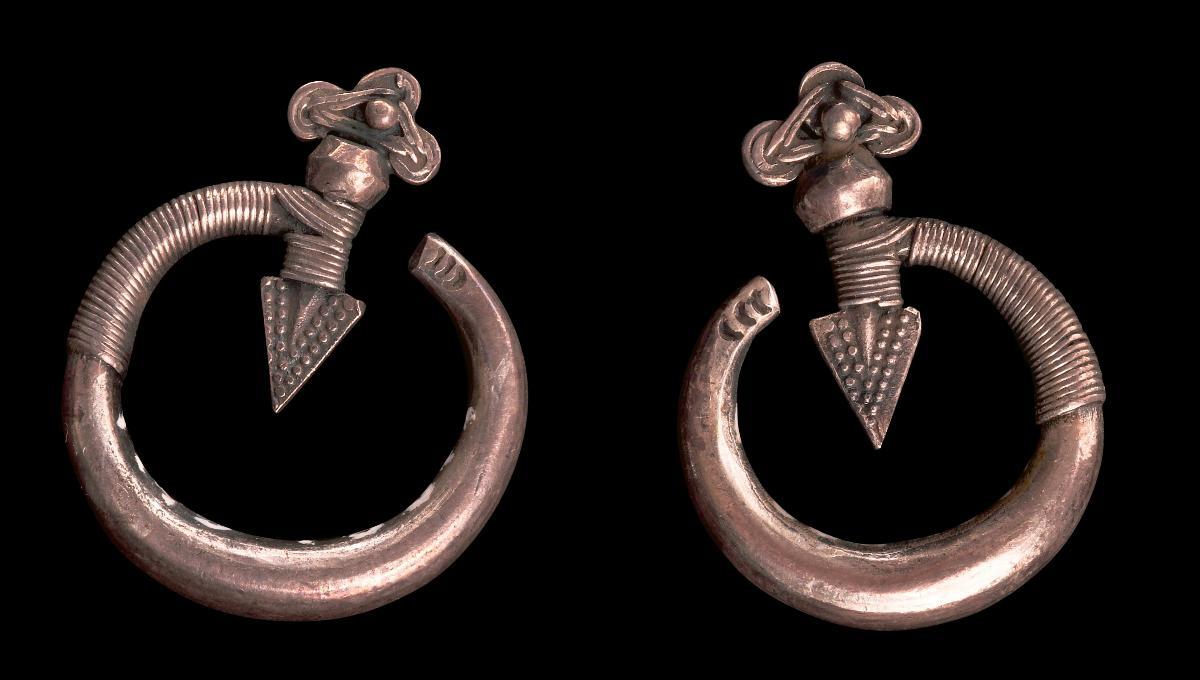 Pair of earrings with bent-arrow