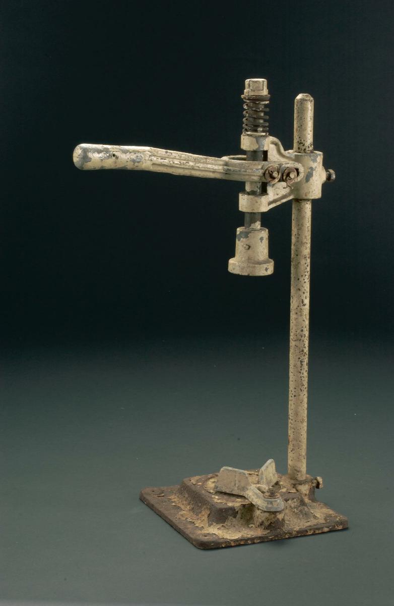 Manually Operated Bottle Capping Machine