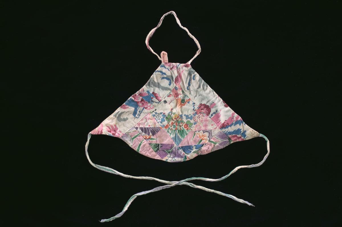 Small-sized embroidered patchwork cloth used as child’s ‘dudou’