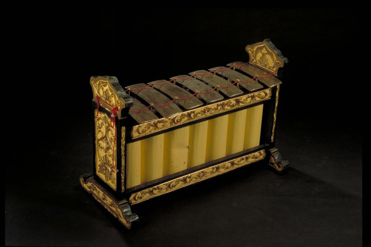 Gamelan instrument with flat keys