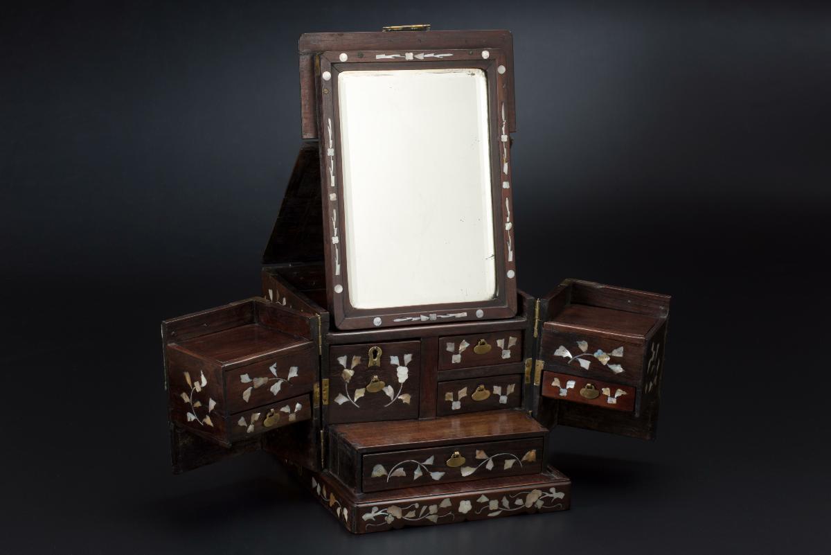 Foldable vanity box with mirror