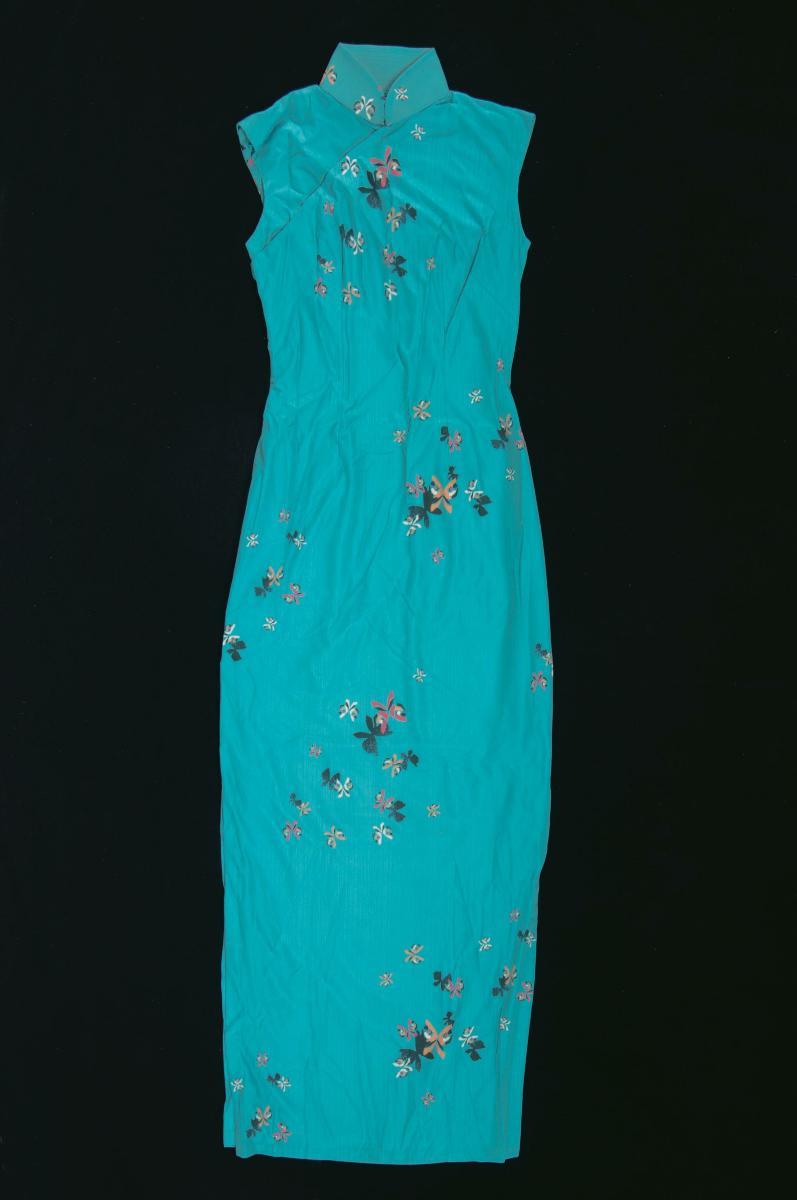 A turquoise sleeveless cheongsam with floral embroidery