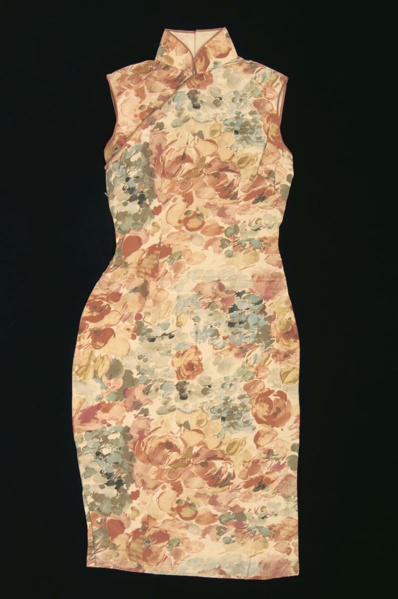 A cream sleeveless cheongsam with floral motifs and piping