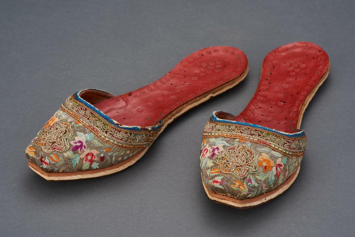 Embroidered Slippers with Central Floral Motif in Metallic Thread