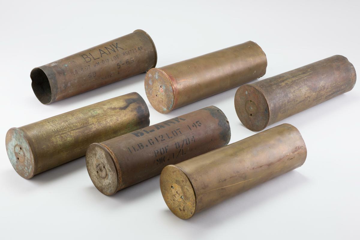 Empty 25-pounder brass shell casings (6 pieces)