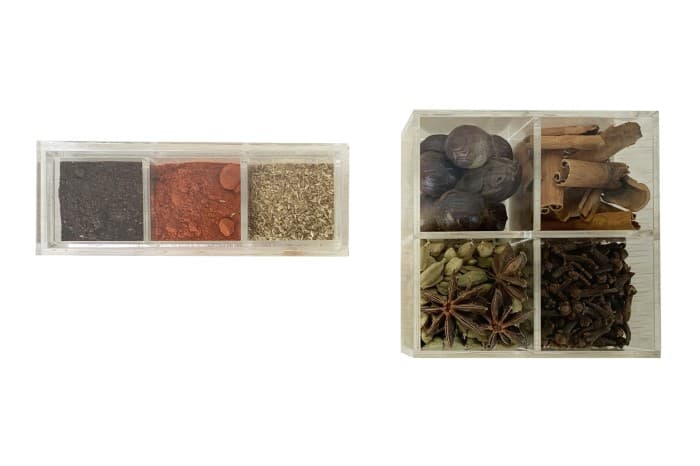 <p class="BodyB">这些是巴东式菜饭使用的香料。<br>
<br>
这个容器中装的是仁当粉（左起）、辣椒粉和小茴香与茴香粉的混合调味料。<br>
<br>
这个容器中装的是肉豆蔻（左上角起，顺时针）、肉桂、丁香和八角与小豆蔻的混合香料。