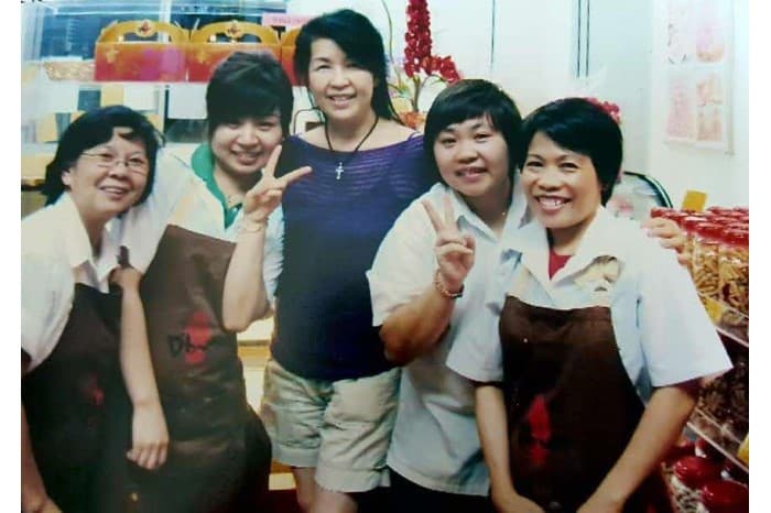 <p style="color: #000000; margin: 0in;"><span>Gambar ini memaparkan pengasas Lee Mimi (tengah) dan kakitangannya di kedai itu lebih 15 tahun yang lalu.</span>