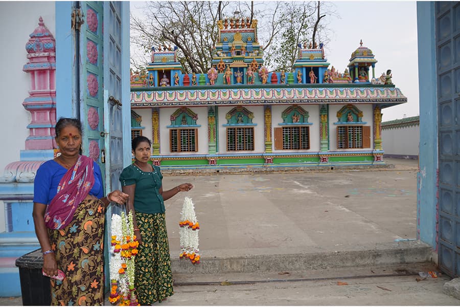 <a href="/assets/f4047db6-ad8b-49e6-ba17-72d418162665/4-dsc2118.JPG"><strong>Indian women selling garlands outside the Muneeswarar Swami Temple, Pilikan in Yangon, Myanmar</strong></a><br>
<em>Courtesy of Indian Heritage Centre Resource Library</em>