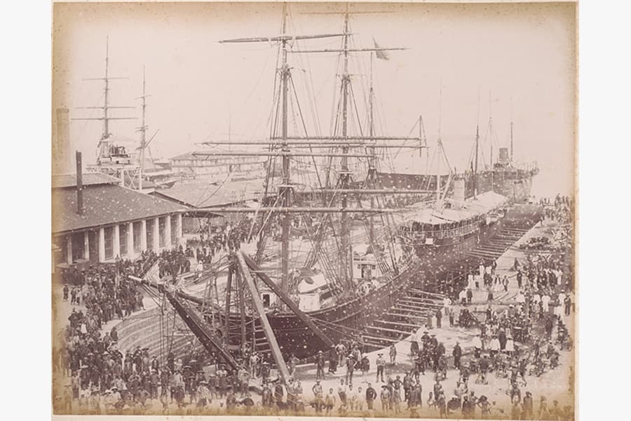 <a href="/assets/444915c4-ba03-478f-a66e-f4429e368a83/3-199501578.jpg"><strong>The Docks at Tanjong Pagar</strong></a><br>
1890s, Singapore<br>
<em>Courtesy of National Museum of Singapore</em>