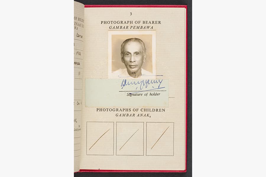 <a href="/assets/e1c040ab-8c19-4796-aeee-addc12d64571/3-20150007704.jpg"><strong>The Republic of Singapore passport of Sarangapany Govindasamy</strong></a><br>
1974, Singapore<br>
<em>Gift of Ms Rajam Sarangapany, Collection of Indian Heritage Centre</em>