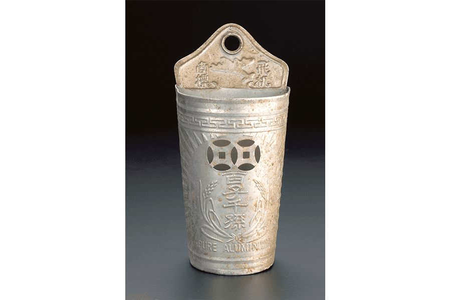 <strong><a href="https://www.roots.gov.sg/Collection-Landing/listing/1009040">Chopstick holder</a></strong><br>
1960s<br>
2006-01391