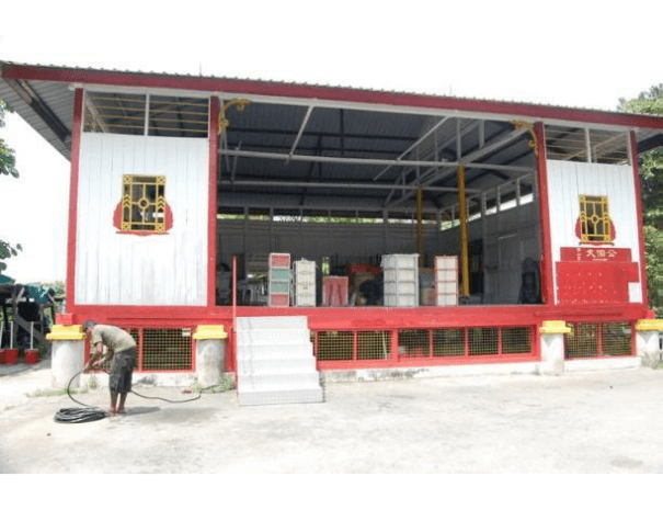 The stage started off as a small hut with a basic wooden stage. In 1971, the wayang stage was completely rebuilt and is now the stage that stands opposite the Tua Pek Kong Temple today. The present stage is three times the size of the original stage.