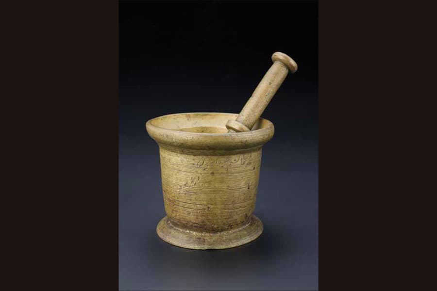 <p style="text-align: justify;"><strong><a href="/stories-landing/stories/the-singapore-story-through-60-objects/community-and-faith/mortar-and-pestle/story"><strong>Mortar and pestle belonging to the late Shirin Fozdar, Singapore, late 20th century, brass.</strong><br>
Gift of Shirin Fozdar, collection of Indian Heritage Centre.</a></strong>