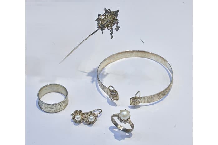 <span>Aksesori pengebumian ini, yang dijual oleh Kim Poh Hong pada tahun 1950-an, termasuk (mengikut arah jam dari atas) tongkat Di Zhang Wang (Ksitigarbha Bodhisattva), gelang tangan Buddha, </span><span class="q4iawc">sepasang cincin dengan mutiara, sepasang anting-anting</span><span> dan <em>chap sa gor</em> (cincin 13 jalur) yang mewakili bulan lunar dalam setahun.</span>