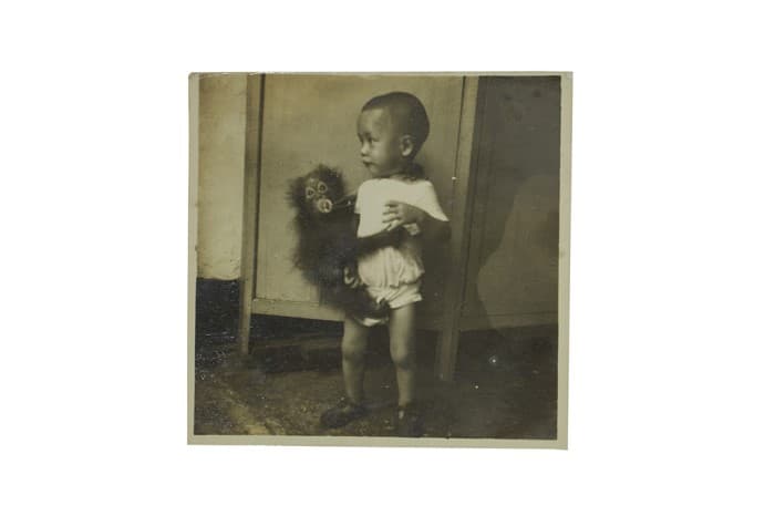 <span>Gambar ini, yang diambil pada tahun 1950-an, menunjukkan anak lelaki Tong Seng Mun, Tong Kok Wing, bersama anak orang utan di Chop Wah On, Pagoda Street.</span>