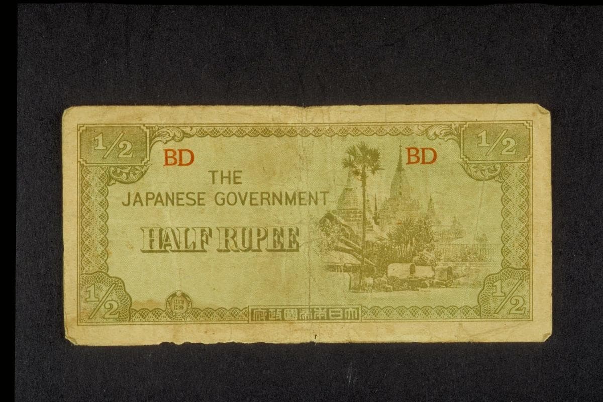 1084572