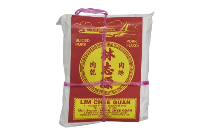 <span>Pembungkusan kertas lama ini, diikat dengan tali rafia, menampilkan versi awal logo kapal terbang syarikat yang ikonik, melambangkan aspirasi Lim Chee Guan untuk pergi ke peringkat antarabangsa.</span>