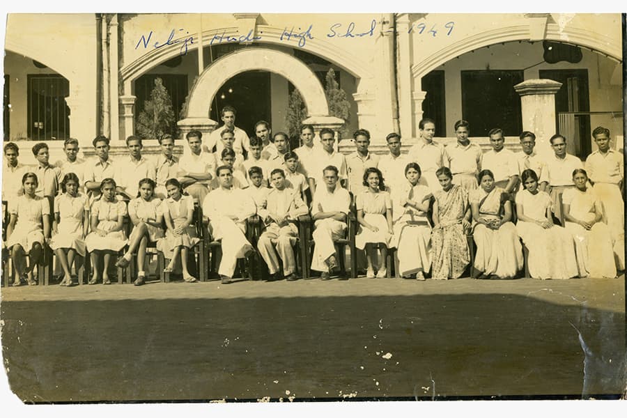<a href="/assets/ec561afd-b111-4bdf-8674-1e61ecb0864d/2-img2016092018221901v2.jpg"><strong>A photograph of students and teachers at the Netaji Hindi High School at Norris Road</strong></a><br>
1949, Singapore<br>
<em>Courtesy of Ambassador Gopinath Pillai, Collection of Indian Heritage Centre Resource Library</em>