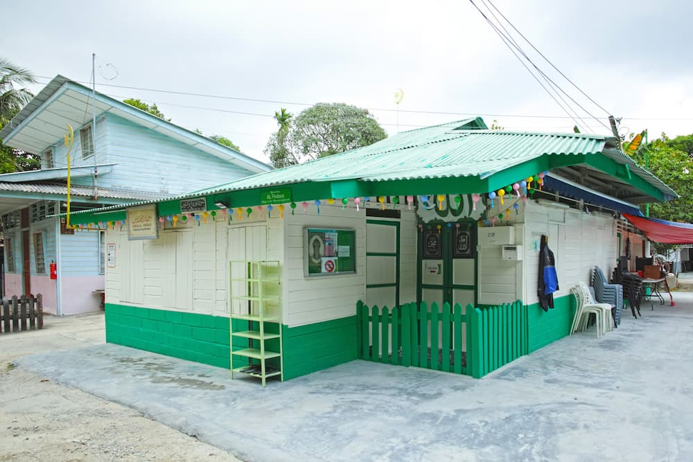 Built in 1960s, Surau Al-Firdaus Lorong Buangkok is located within Lorong Buangkok—the last known kampung in mainland Singapore.
