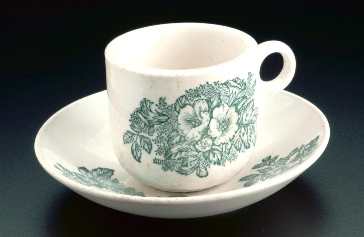 <strong>Porcelain cup<br>
</strong>1992-00695