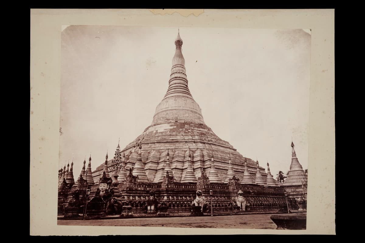 1568852