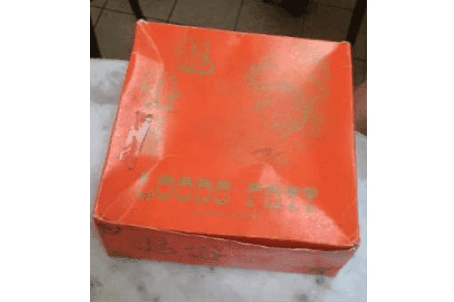 A packaging box from the 1980s, which was used for wedding cakes or <em>tau sar piah </em>presented as traditional betrothal gifts known as Guo Da Li (过大礼).&nbsp;