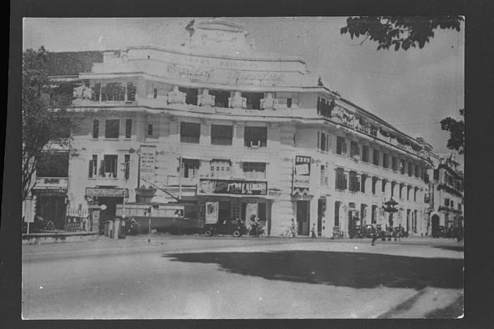 <strong>Capitol Building with 1925 Vintage Trolley Bus Still in Use</strong><br>
c. 1947<br>
F. W. York Collection<br>
Courtesy of National Archives of Singapore