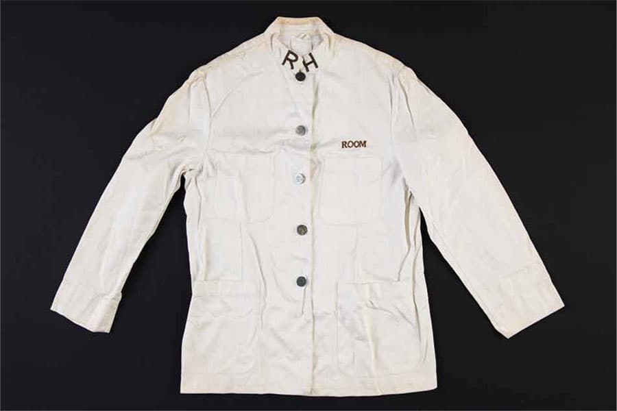 <strong><a href="/stories-landing/stories/the-singapore-story-through-60-objects/colonial/raffles-hotel-uniform/story"><strong>Raffles Hotel uniform top, Singapore, 1930s.</strong><br>
Collection of the National Museum of Singapore.</a></strong>