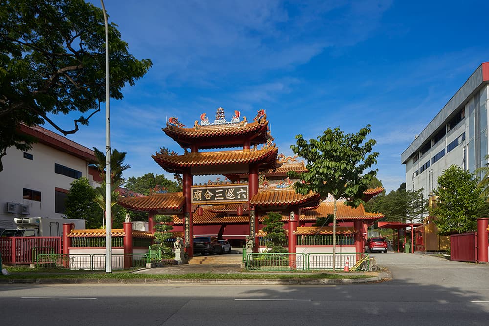Completed in 1989, Liuxun Sanhemiao is a joint temple formed by three temples, Sam Ann Fu, Longxuyan Jinshuiguan and Hong San Chin Huat Temple Association. The temples were formerly from Lak Xun, a village in Yio Chu Kang near present-day Lentor Avenue.