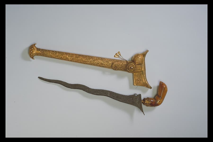 <a href="/assets/85d88bfc-1162-43e3-8359-6e20e4b9a3a5/2_keris-with-seven-lok-blade.jpg"><strong>Keris with a seven-lok blade and an ivory hilt in the java demam ('fever-stricken Javanese') style and gold-sheet sheath with repouse&eacute; and filigree work Late 19th &ndash; early 20th century</strong></a><strong><a href="/assets/85d88bfc-1162-43e3-8359-6e20e4b9a3a5/2_keris-with-seven-lok-blade.jpg">&nbsp;</a><br></strong>Western Sumatra<br><em>Collection of Asian Civilisations Museum, National Heritage Board</em>
